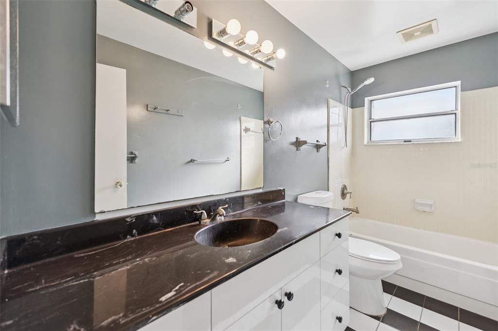 En Venta: $249,900 (4 camas, 2 baños, 2225 Pies cuadrados)