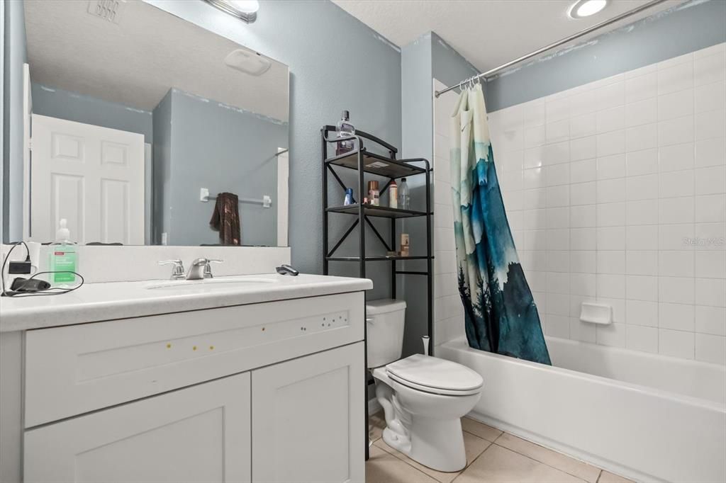 合同活跃: $555,000 (8 贝兹, 6 浴室, 4053 平方英尺)