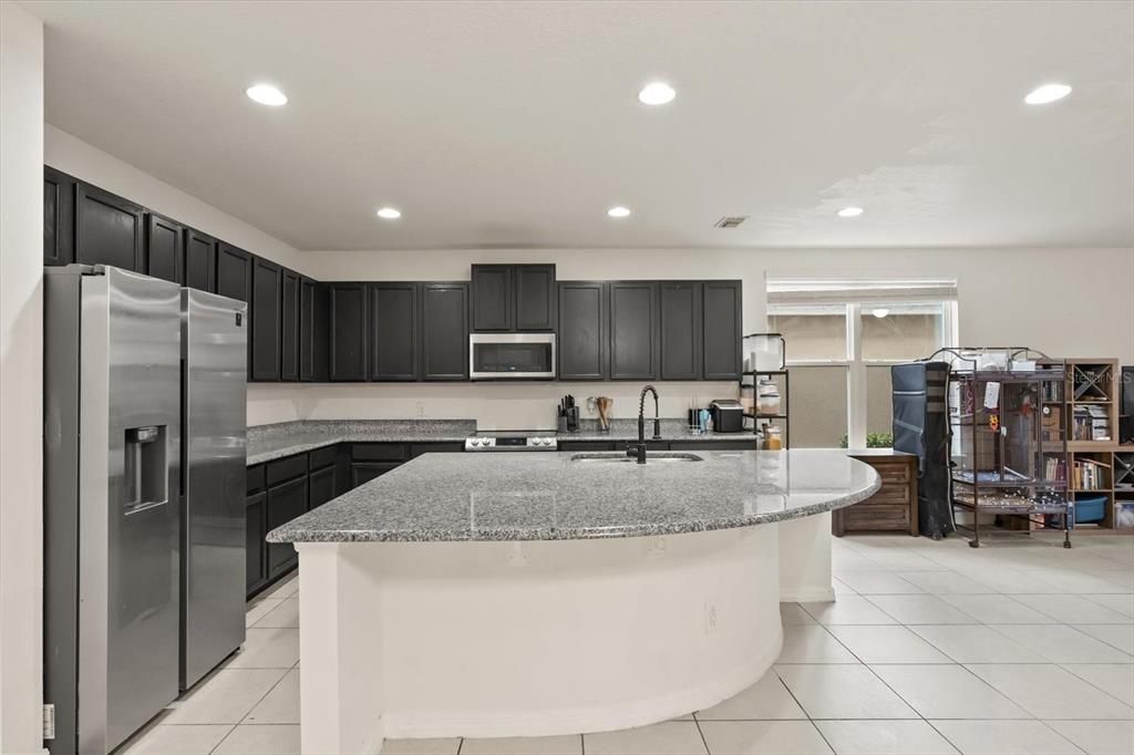 合同活跃: $555,000 (8 贝兹, 6 浴室, 4053 平方英尺)