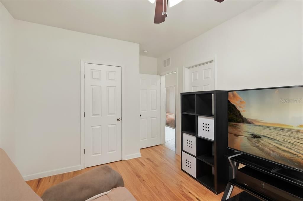 合同活跃: $555,000 (8 贝兹, 6 浴室, 4053 平方英尺)