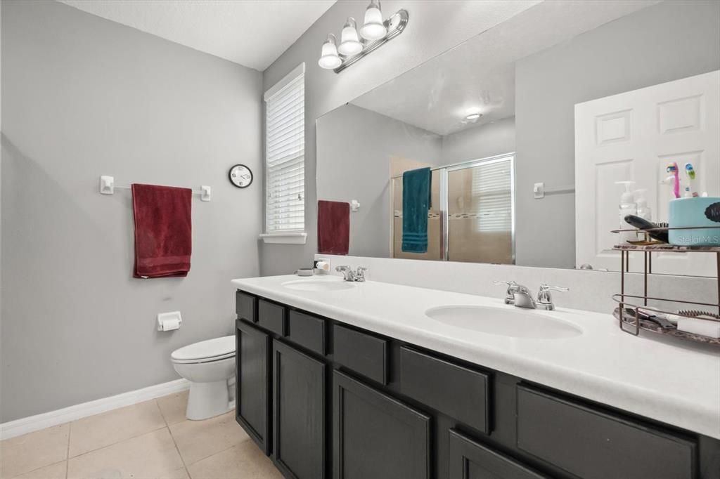 合同活跃: $555,000 (8 贝兹, 6 浴室, 4053 平方英尺)