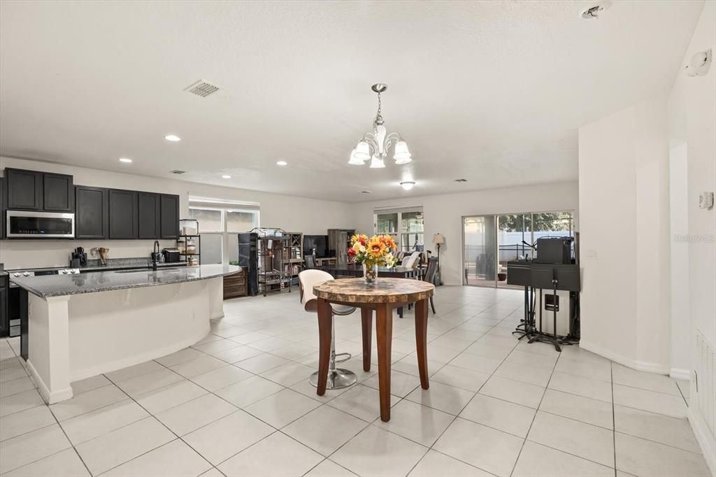 合同活跃: $555,000 (8 贝兹, 6 浴室, 4053 平方英尺)