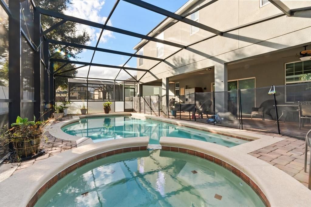 合同活跃: $555,000 (8 贝兹, 6 浴室, 4053 平方英尺)