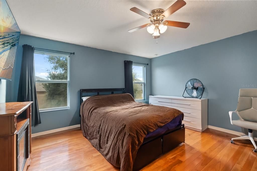 合同活跃: $555,000 (8 贝兹, 6 浴室, 4053 平方英尺)