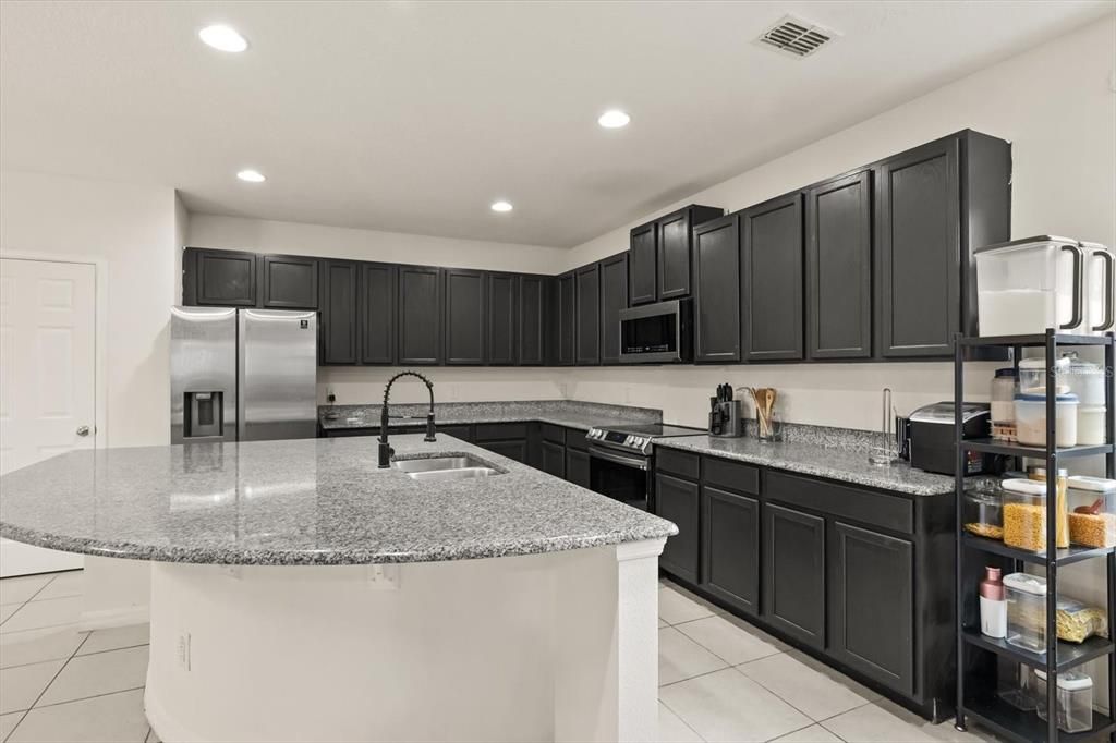 合同活跃: $555,000 (8 贝兹, 6 浴室, 4053 平方英尺)