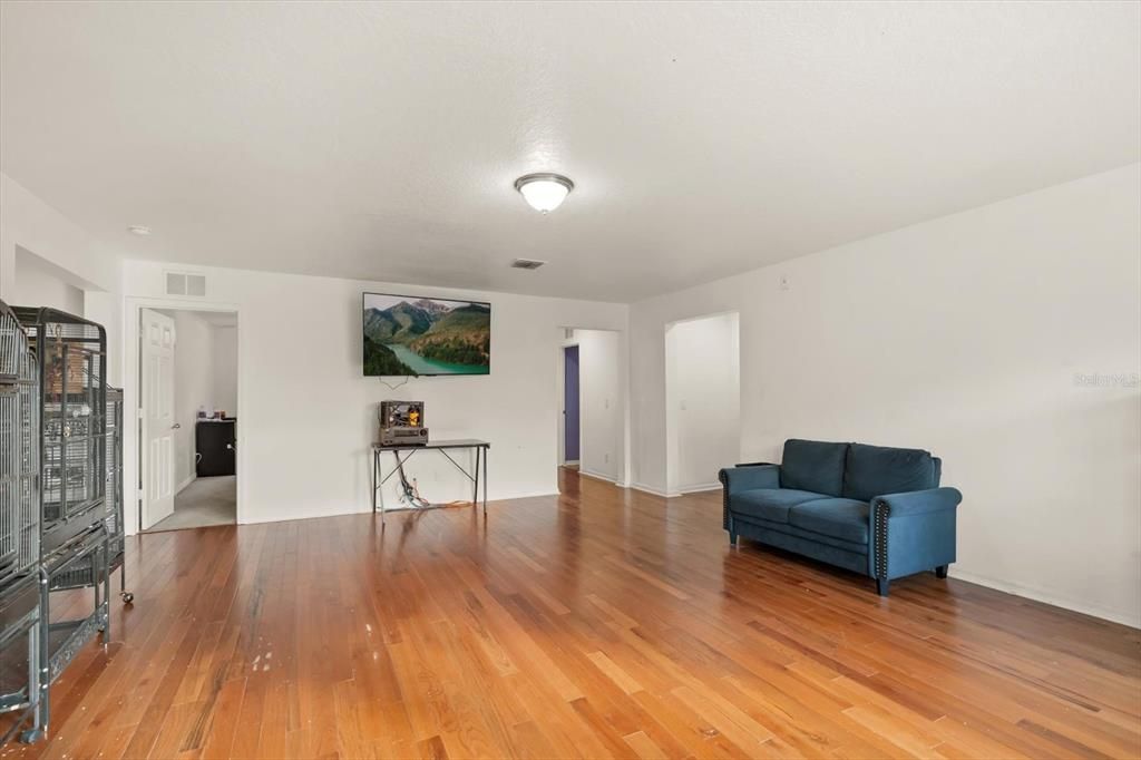 合同活跃: $555,000 (8 贝兹, 6 浴室, 4053 平方英尺)