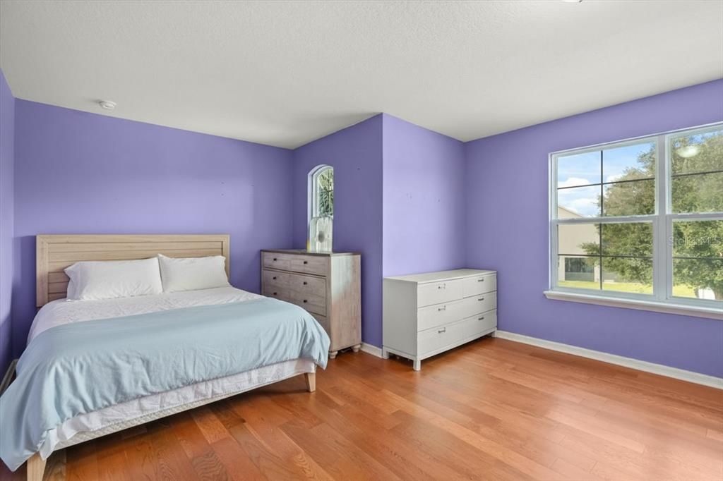 合同活跃: $555,000 (8 贝兹, 6 浴室, 4053 平方英尺)