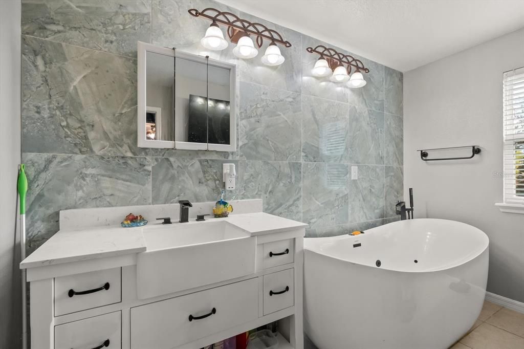 合同活跃: $555,000 (8 贝兹, 6 浴室, 4053 平方英尺)