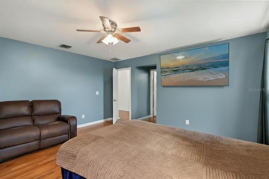 合同活跃: $555,000 (8 贝兹, 6 浴室, 4053 平方英尺)