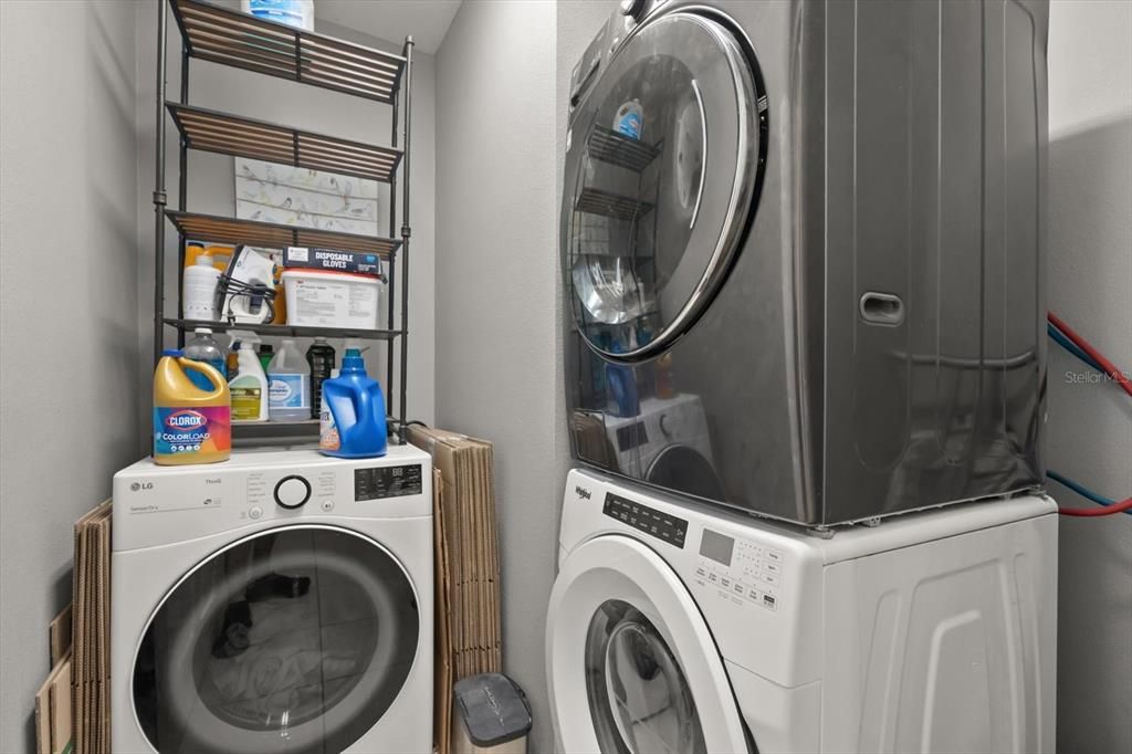 合同活跃: $555,000 (8 贝兹, 6 浴室, 4053 平方英尺)