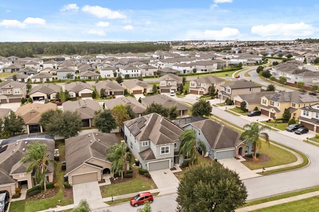 合同活跃: $555,000 (8 贝兹, 6 浴室, 4053 平方英尺)