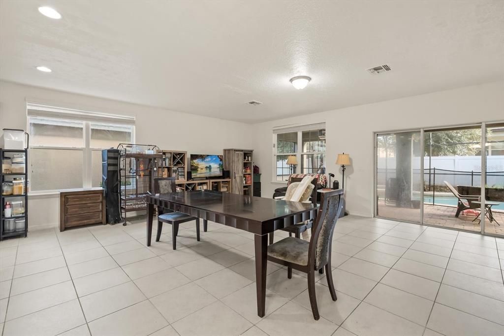 合同活跃: $555,000 (8 贝兹, 6 浴室, 4053 平方英尺)