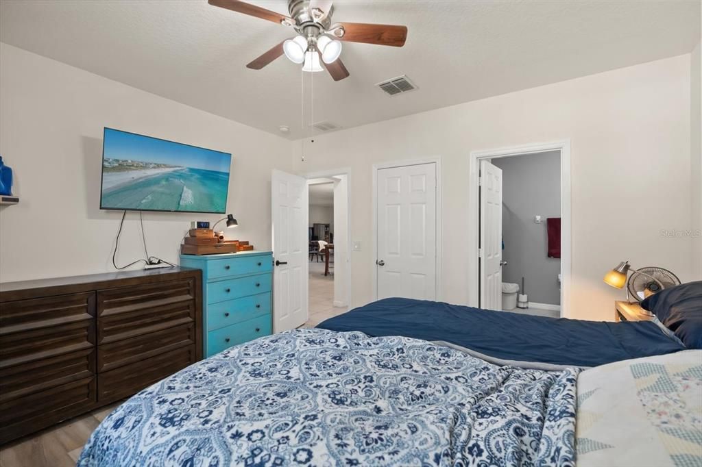 合同活跃: $555,000 (8 贝兹, 6 浴室, 4053 平方英尺)