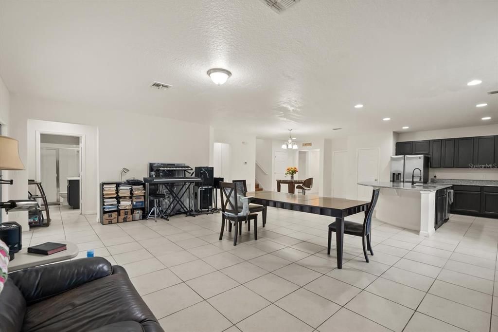 合同活跃: $555,000 (8 贝兹, 6 浴室, 4053 平方英尺)