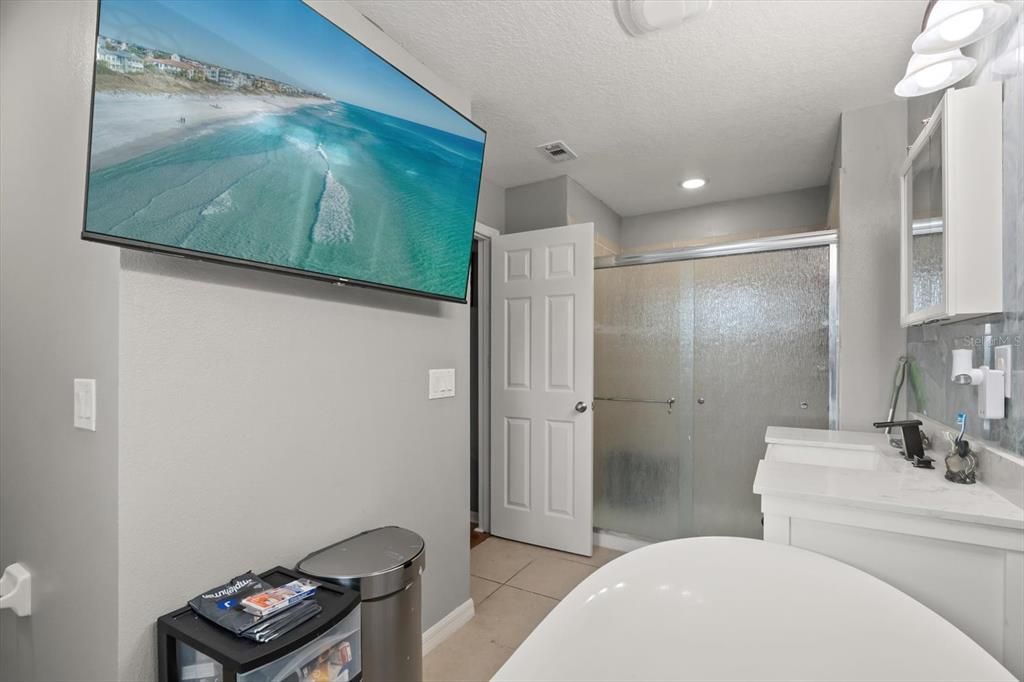 合同活跃: $555,000 (8 贝兹, 6 浴室, 4053 平方英尺)