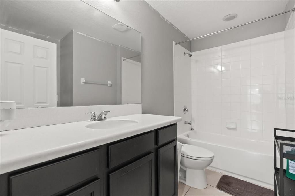 合同活跃: $555,000 (8 贝兹, 6 浴室, 4053 平方英尺)