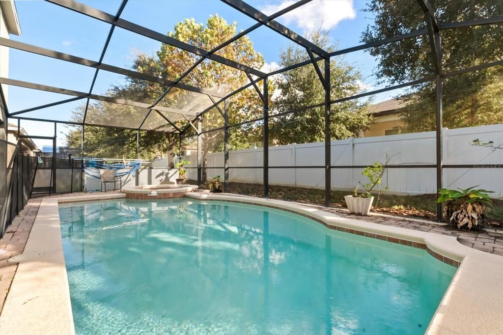 合同活跃: $555,000 (8 贝兹, 6 浴室, 4053 平方英尺)