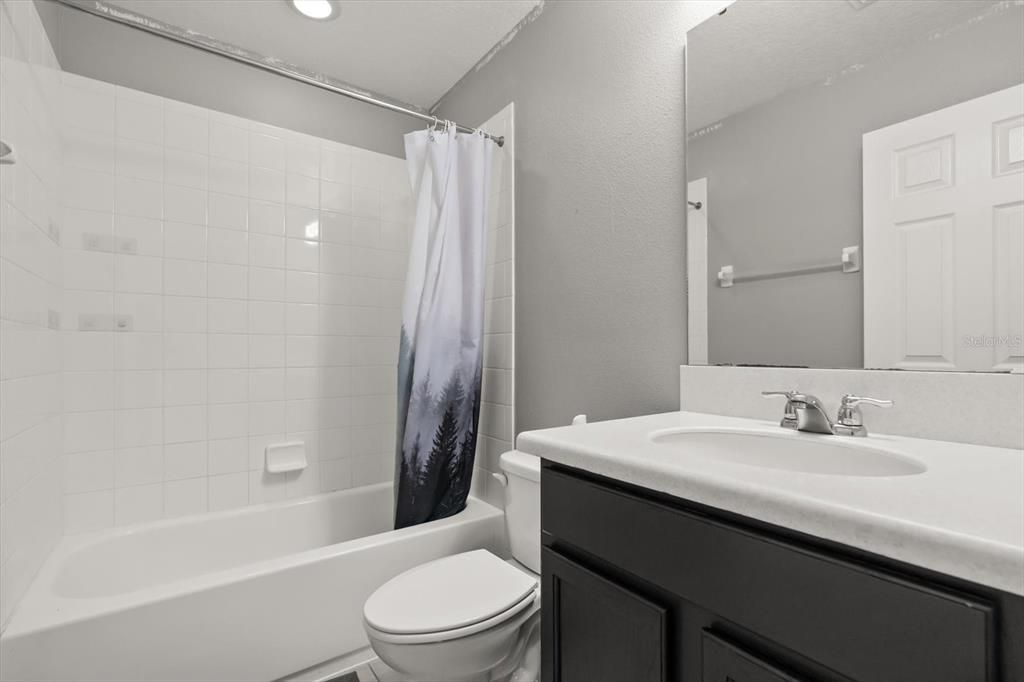 合同活跃: $555,000 (8 贝兹, 6 浴室, 4053 平方英尺)