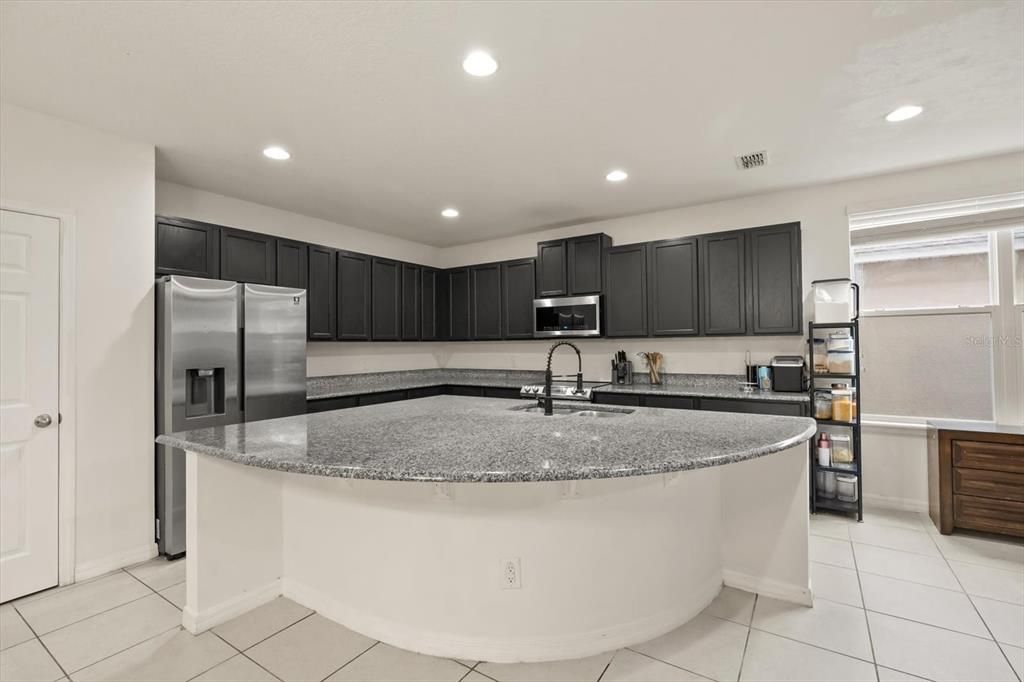 合同活跃: $555,000 (8 贝兹, 6 浴室, 4053 平方英尺)