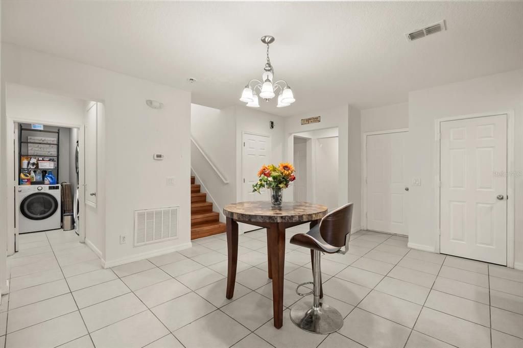 合同活跃: $555,000 (8 贝兹, 6 浴室, 4053 平方英尺)