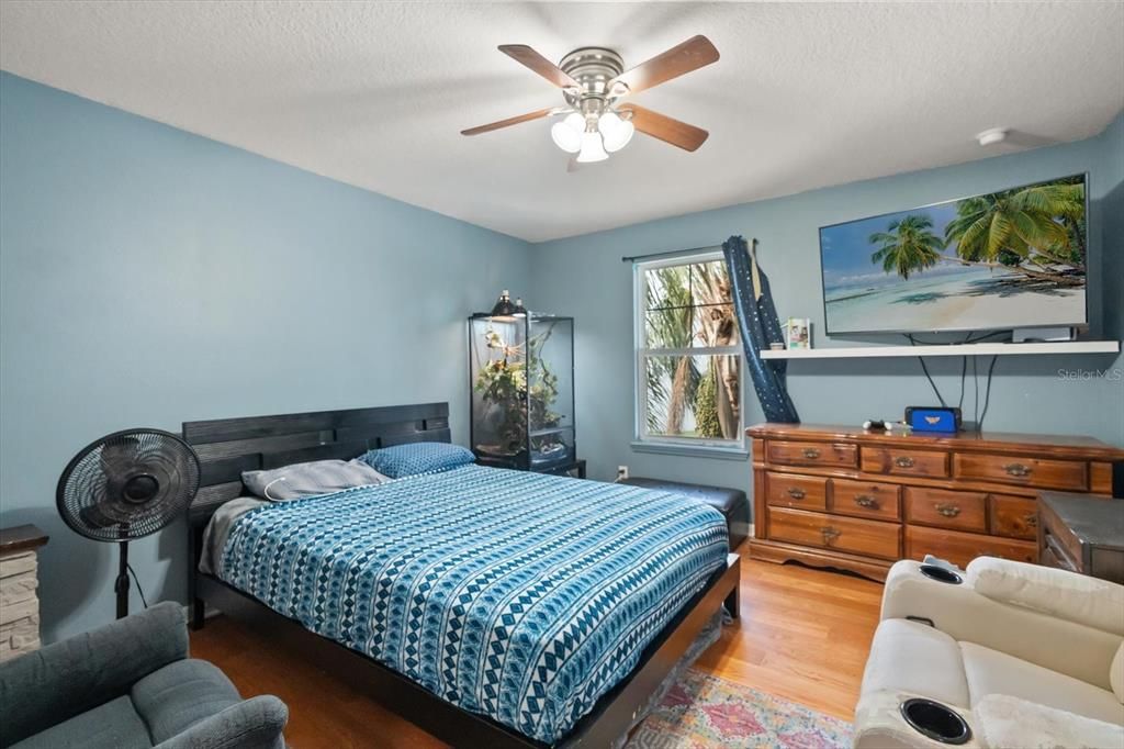 合同活跃: $555,000 (8 贝兹, 6 浴室, 4053 平方英尺)