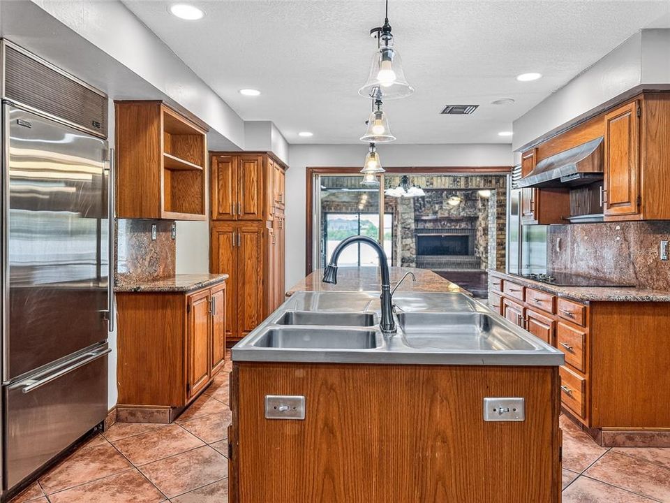 For Sale: $925,000 (4 beds, 5 baths, 7206 Square Feet)