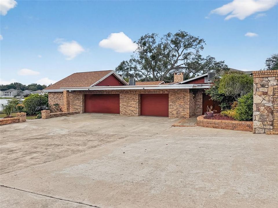 For Sale: $925,000 (4 beds, 5 baths, 7206 Square Feet)