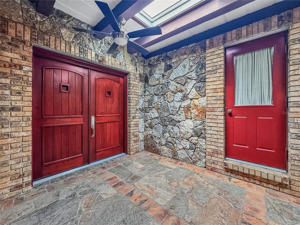 For Sale: $925,000 (4 beds, 5 baths, 7206 Square Feet)