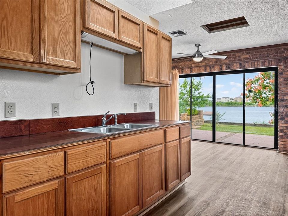 For Sale: $925,000 (4 beds, 5 baths, 7206 Square Feet)