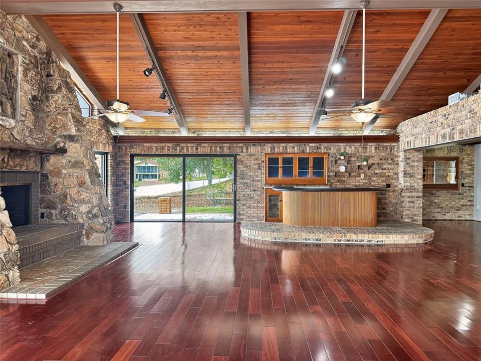 For Sale: $925,000 (4 beds, 5 baths, 7206 Square Feet)