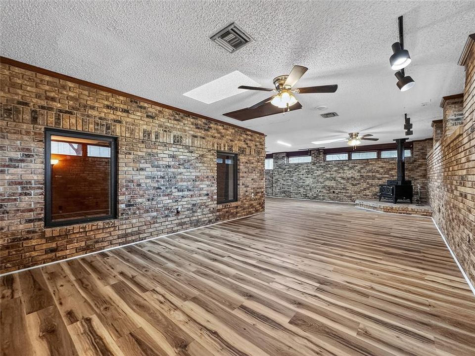 For Sale: $925,000 (4 beds, 5 baths, 7206 Square Feet)