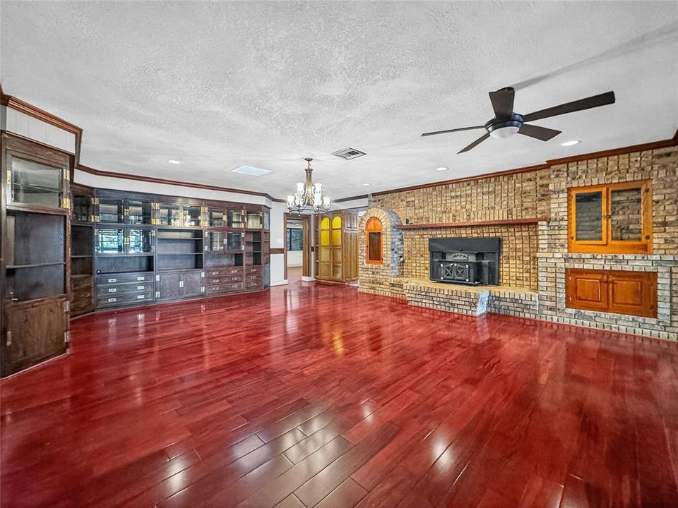 For Sale: $925,000 (4 beds, 5 baths, 7206 Square Feet)