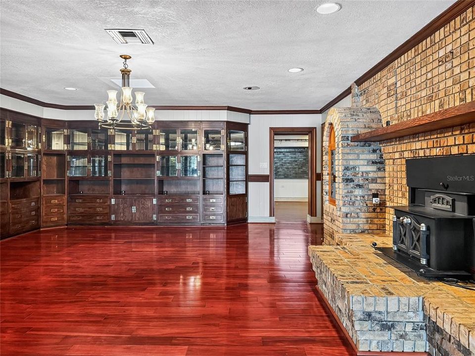 For Sale: $925,000 (4 beds, 5 baths, 7206 Square Feet)