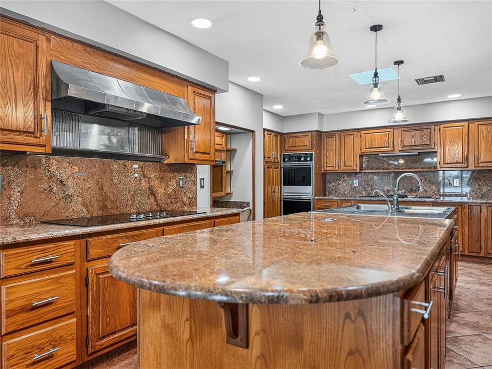 For Sale: $925,000 (4 beds, 5 baths, 7206 Square Feet)