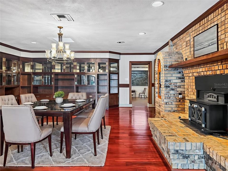 For Sale: $925,000 (4 beds, 5 baths, 7206 Square Feet)