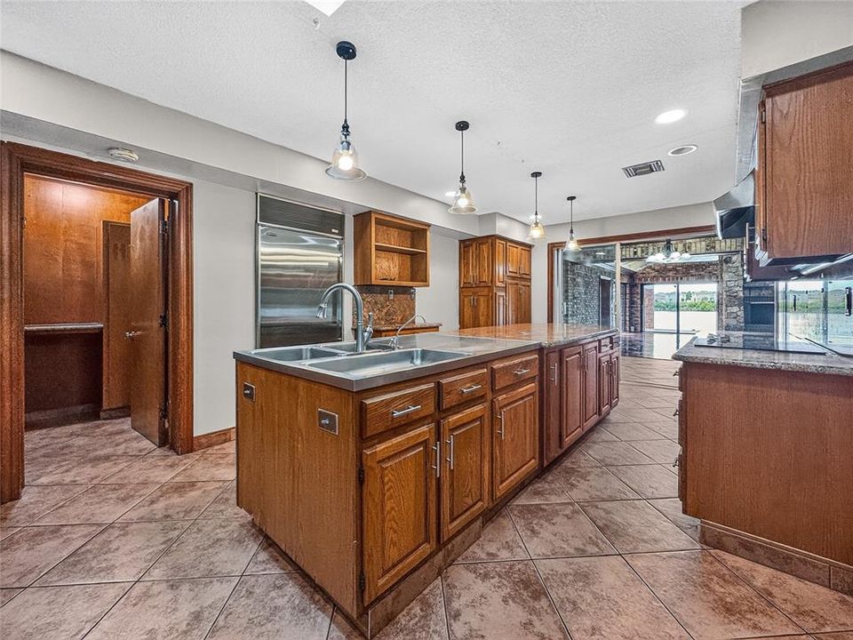 For Sale: $925,000 (4 beds, 5 baths, 7206 Square Feet)