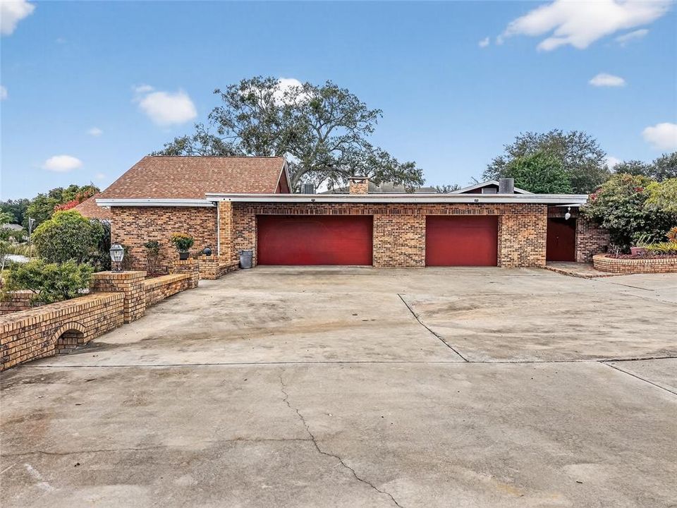 For Sale: $925,000 (4 beds, 5 baths, 7206 Square Feet)