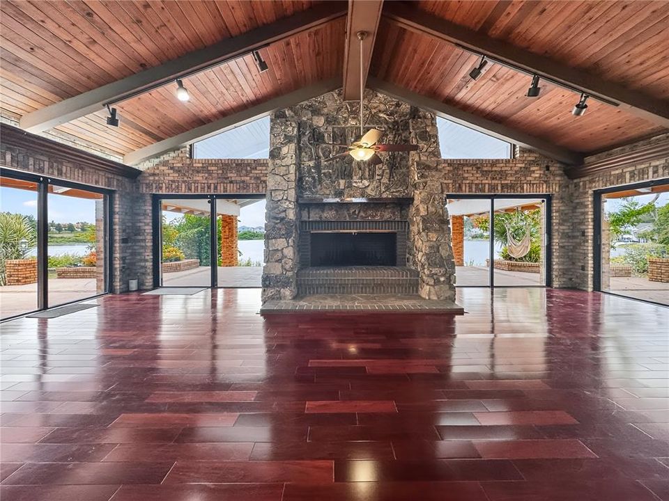 For Sale: $925,000 (4 beds, 5 baths, 7206 Square Feet)