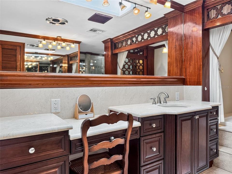 For Sale: $925,000 (4 beds, 5 baths, 7206 Square Feet)