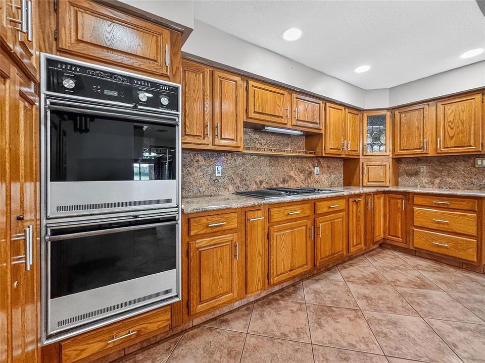 For Sale: $925,000 (4 beds, 5 baths, 7206 Square Feet)