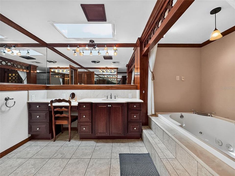 For Sale: $925,000 (4 beds, 5 baths, 7206 Square Feet)