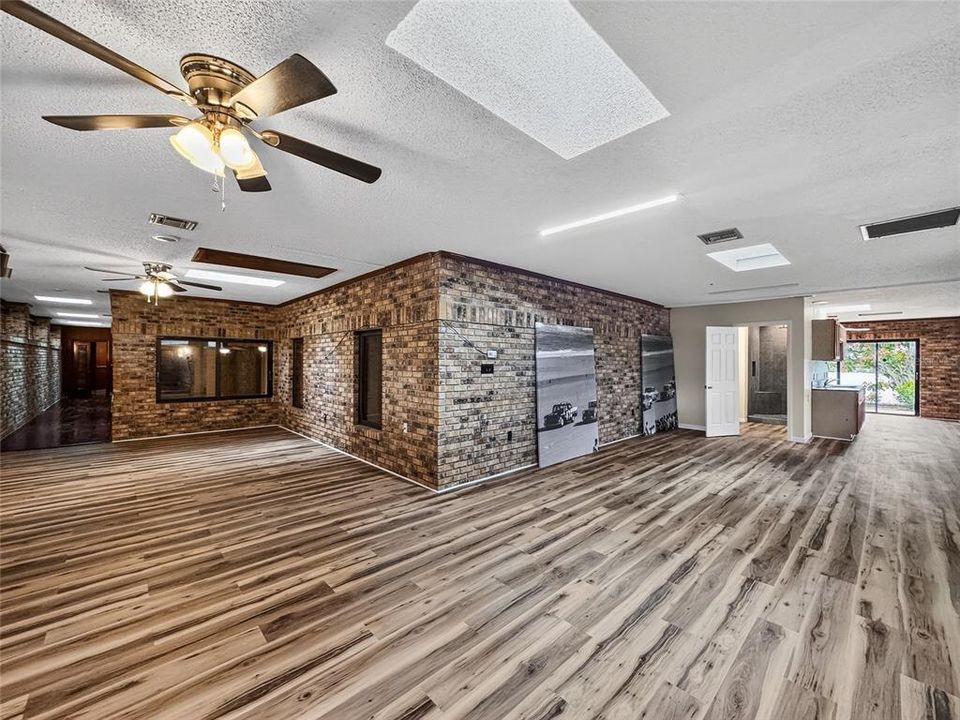 For Sale: $925,000 (4 beds, 5 baths, 7206 Square Feet)