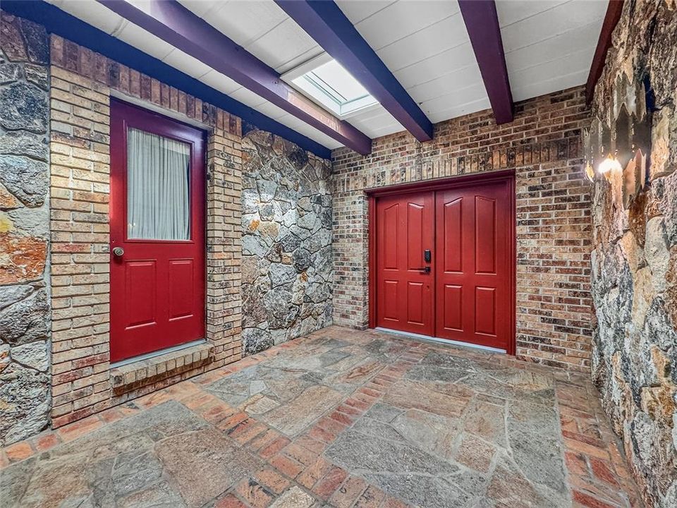 For Sale: $925,000 (4 beds, 5 baths, 7206 Square Feet)