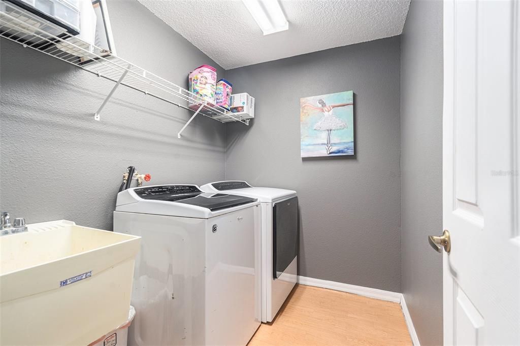 For Sale: $325,000 (3 beds, 3 baths, 1952 Square Feet)