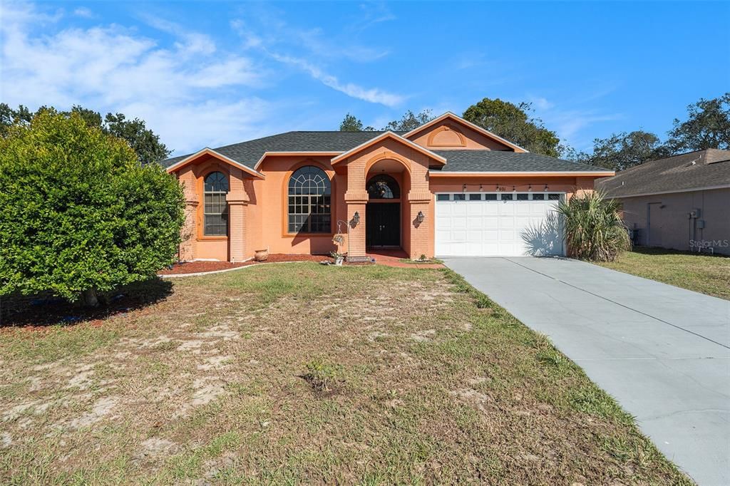 For Sale: $325,000 (3 beds, 3 baths, 1952 Square Feet)