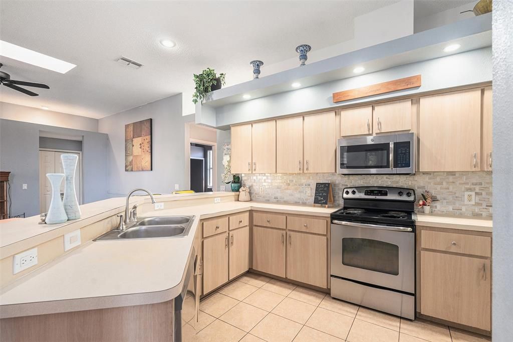 For Sale: $325,000 (3 beds, 3 baths, 1952 Square Feet)