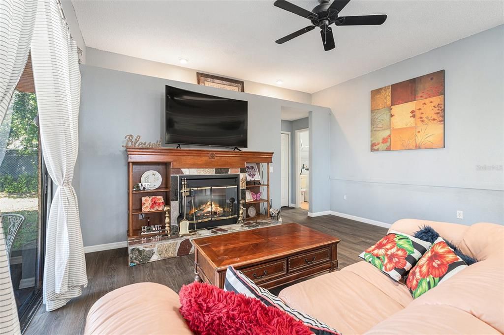 For Sale: $325,000 (3 beds, 3 baths, 1952 Square Feet)