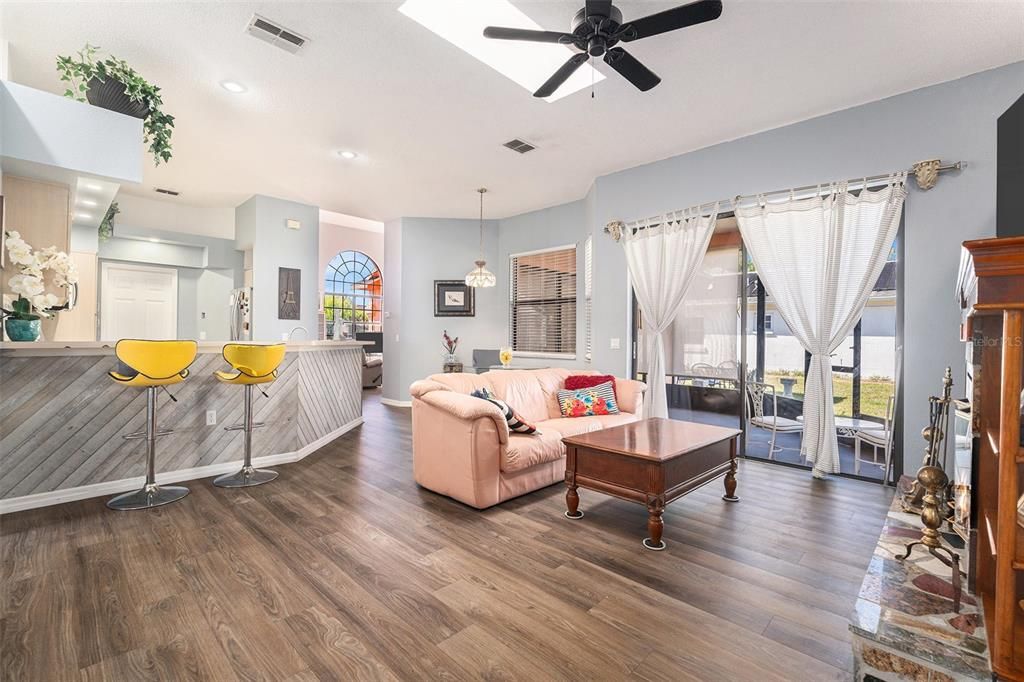 For Sale: $325,000 (3 beds, 3 baths, 1952 Square Feet)