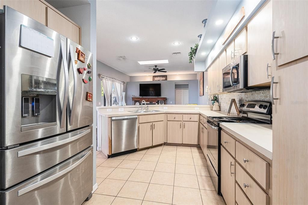 For Sale: $325,000 (3 beds, 3 baths, 1952 Square Feet)