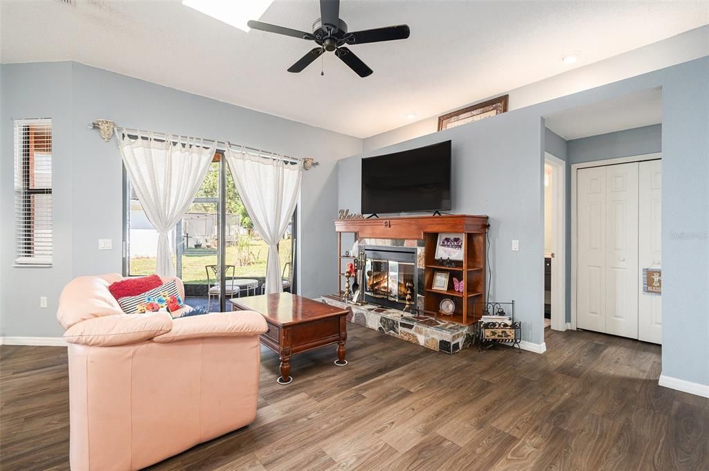 For Sale: $325,000 (3 beds, 3 baths, 1952 Square Feet)